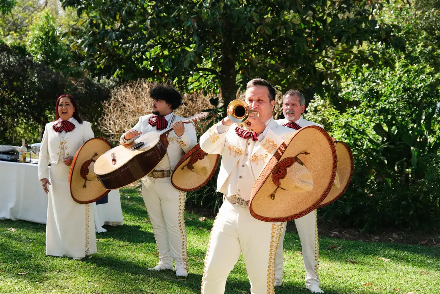 Trompetista de Mariachi America Canta tocando al aire libre junto a los músicos con guitarras y sombreros